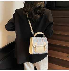 Détail du motif d'ours mignon sur un sac à main rectangulaire avec bandoulière élégante