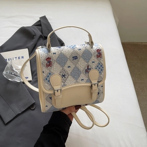 Détail de l'imprimé ours mignon et du texte BEAR STORY sur le sac à dos d'école beige