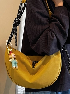 Borsa hobo giallo senape con tracolla a corda bianca e nera per uno stile casual di strada