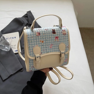Détail de l'illustration d'ours mignon et tissu à carreaux sur le sac bleu clair