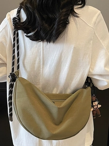 Borsa a tracolla a mezzaluna verde oliva minimalista con tracolla intrecciata sul modello
