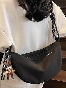 Borsa a tracolla minimalista nera a mezzaluna con cinturino a corda intrecciata e ciondolo
