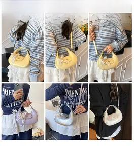 Collage de sacs bandoulière chic en plusieurs couleurs avec breloques nœuds en perles