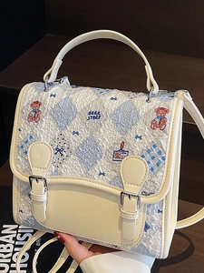 Sac à main crème avec motif ours, texture plissée et bandoulière réglable pour femmes