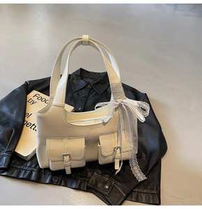 Dettaglio della borsa tote in pelle PU bianca con tasche e nastro di pizzo decorativo