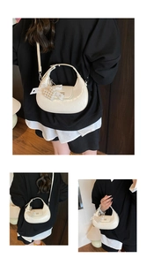 Détails du sac demi-lune crème avec pendentif nœud en perles et texture cuir
