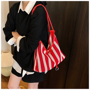 Détail du sac cabas à rayures rouges et blanches avec texture tissée et fine lanière