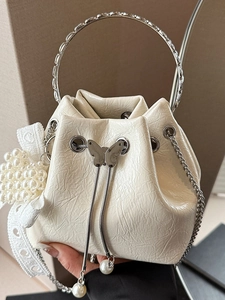 Sac Seau à la Mode en Cuir PU Plissé Femmes Poignée Anneau en Métal Chaîne Bandoulière Pendentif Künstliche Perle Dentelle Papillon Sac à Main