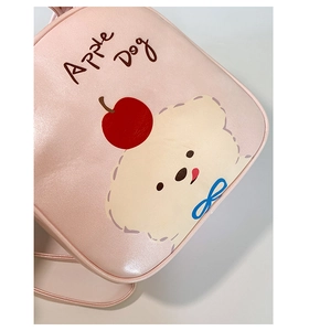 Détail de l'imprimé dessin animé Apple Dog sur un petit sac en cuir synthétique rose