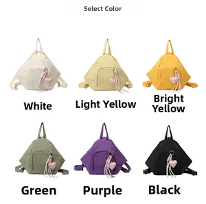 Détail montrant les couleurs du sac à dos en nylon avec breloques cœur et franges