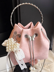 Sac seau en cuir plissé rose avec fermoir papillon et pendentif coeur en perles