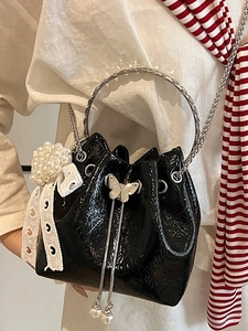 Sac seau noir brillant tendance avec papillon argenté et breloques en dentelle