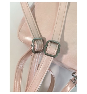 Vue détaillée de la bandoulière rose nacrée scintillante avec boucle en métal argent