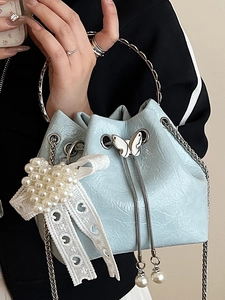 Sac seau bleu clair avec poignée anneau argentée et breloque en dentelle de perles