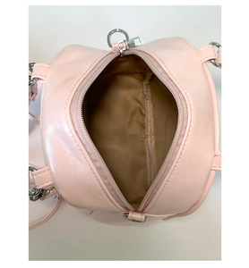 Détail intérieur du sac cylindre rose avec doublure marron et fermeture éclair argent