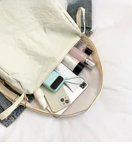 Sac fourre-tout beige spacieux montrant sa grande capacité pour cosmétiques et objets