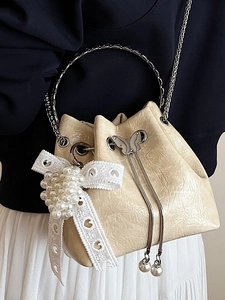 Sac seau crème chic avec nœud en dentelle, perles et bandoulière en chaîne métallique