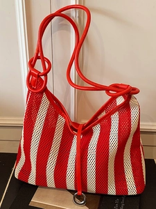 Sac Fourre-Tout Tissé à Rayures pour Femmes Grande Capacité Sac à Épaule en Maille Ajourée Sac Sous le Bras Contrasté