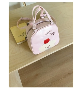 Détail du sac à dos rose en cuir PU avec lettrage Apple Dog et motif d'ours mignon