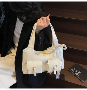 Elegante borsa beige con doppie tasche anteriori e dettaglio fiocco in pizzo blu