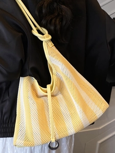 Grand cabas en maille tissée à rayures jaunes et blanches avec bandoulière nouée et anneau