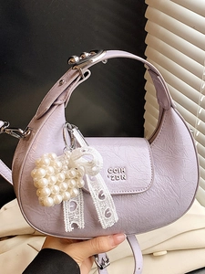 Sac Hobo pour Femmes en Cuir PU Ridé Sac à Bandoulière Croissant Avec Pendentif Coeur Künstliche Perle et Noeud en Dentelle