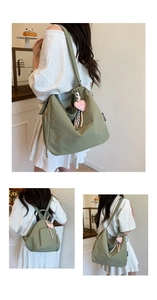 Détail du sac cabas vert en nylon imperméable avec sangle réglable et breloque cœur rose