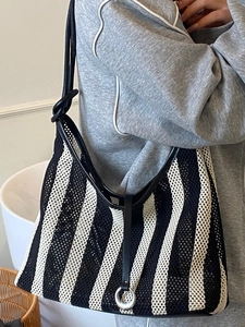 Sac fourre-tout en maille tissée à rayures noires et blanches avec bretelles en cuir noir