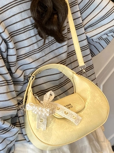 Sac bandoulière minimaliste jaune clair en forme de croissant avec nœud et perles