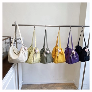 Six sacs hobo en nylon colorés avec breloques coeur et rubans rayés suspendus en rangée