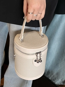 Borsa a secchiello cilindrica beige con trama intrecciata e ciondoli a sfera argento