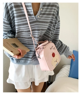 Fille portant un sac bandoulière rose clair avec d'adorables motifs de chien et cerises