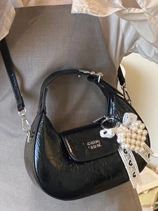 Sac croissant chic en cuir froissé noir avec pendentif en forme de cœur et perles