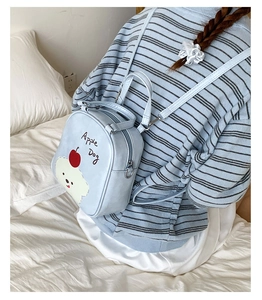 Vue détaillée du mini sac à dos bleu en PU avec imprimé Apple Dog et fermeture éclair