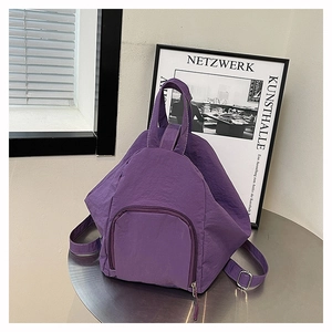 Détail du sac à dos en nylon violet avec tissu résistant à l'eau et boucles en métal