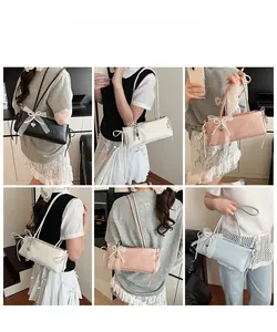 Collage d'un mannequin portant des sacs sous le bras en noir, beige, rose et bleu clair