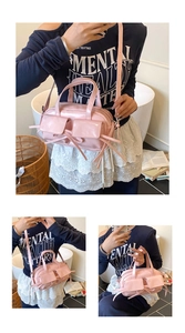 Détail du sac en cuir verni rose brillant avec des rubans et des poches à rabat