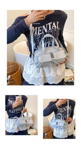 Détail du sac en cuir verni bleu clair avec nœuds décoratifs et deux poches avant à rabat
