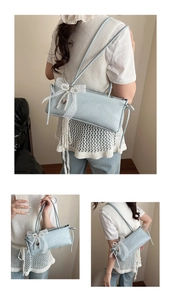 Détail du sac à bandoulière bleu clair avec nœud en dentelle et pendentif perle élégant