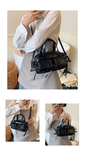 Détails du sac boston en cuir brillant noir avec poches à rabat et lanières longues