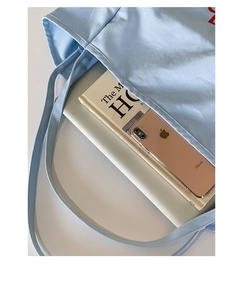 Vue de dessus du sac en toile bleue montrant l'espace pour ordinateur et mobile