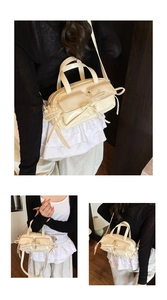 Détail du sac baguette crème avec nœud décoratif et bandoulière réglable pour femmes