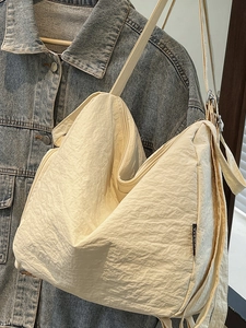 Sac hobo minimaliste blanc crème en nylon plissé pour les déplacements quotidiens