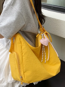 Sac fourre-tout en nylon jaune pour femmes avec breloque cœur rose et poche latérale