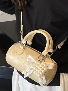 Retro beige cylinder boston bag with pleated leather texture and pearl heart charm