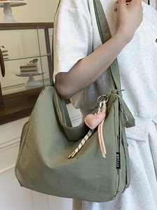 Sac fourre-tout en nylon vert morandi avec pendentif cœur rose et détail de sangle