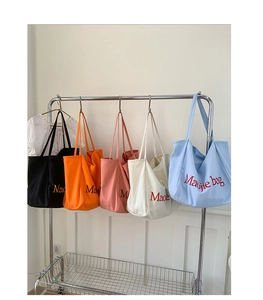 Collection de grands sacs fourre-tout en toile déclinés en cinq couleurs vives