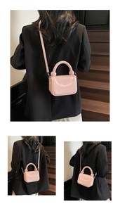 Vue détaillée du sac à main en cuir verni rose avec une poignée ronde et finition brillante