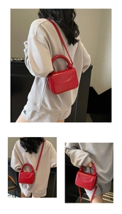 Détails du petit sac à main en cuir verni rouge avec poignée chic et boules dorées