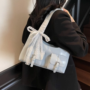 Borsa tote celeste in ecopelle con fiocco di pizzo e dettagli con doppia tasca frontale